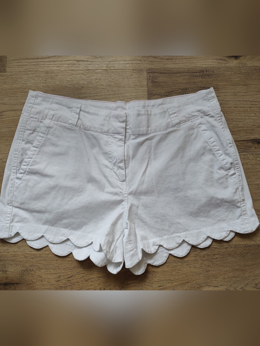 Vineyard Vines Size 8 White Scallop Hem Women's Shorts